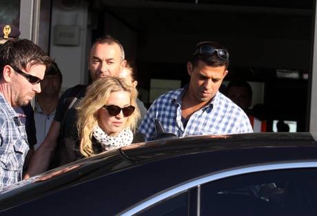 20130819-pictures-madonna-landed-rome-03