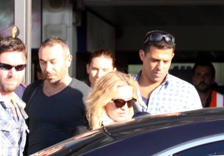 20130819-pictures-madonna-landed-rome-04