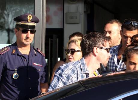 20130819-pictures-madonna-landed-rome-05