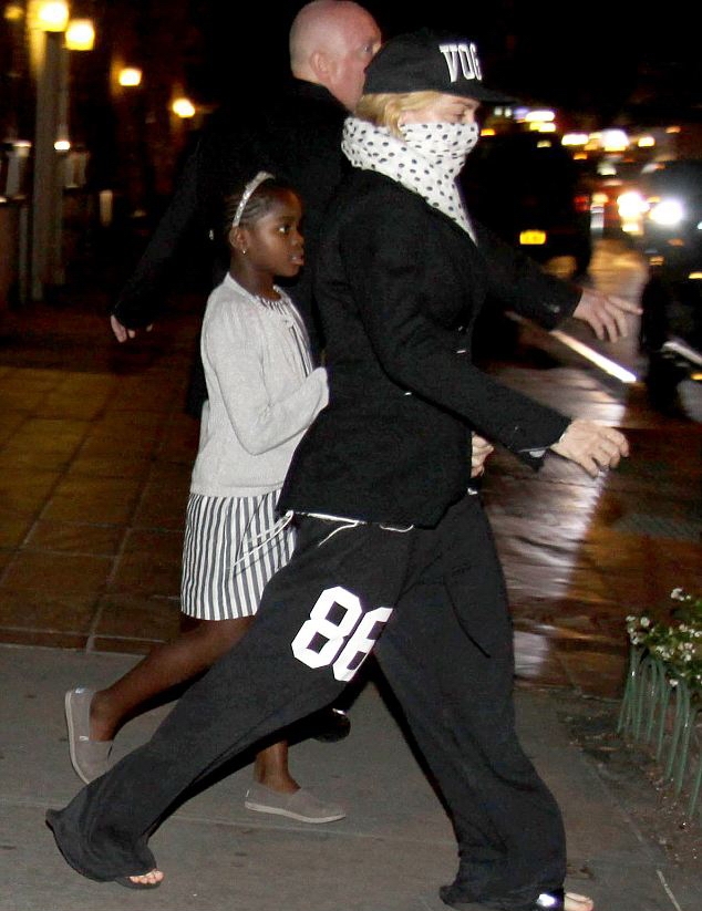 201309014-pictures-madonna-out-and-about-kabbalah-centre-new-york-02