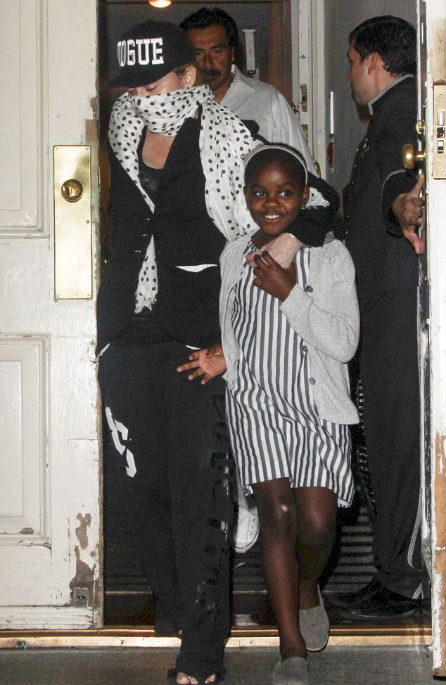 201309014-pictures-madonna-out-and-about-kabbalah-centre-new-york-03