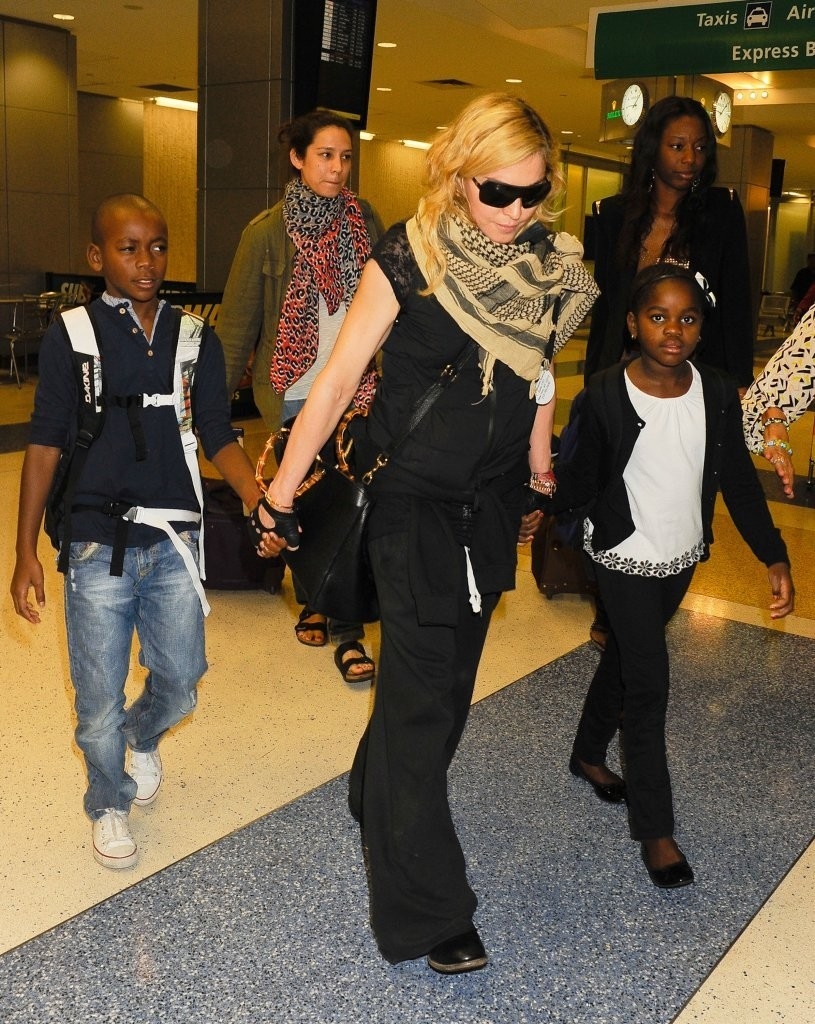 20130904-pictures-madonna-jfk-airport-new-york-03