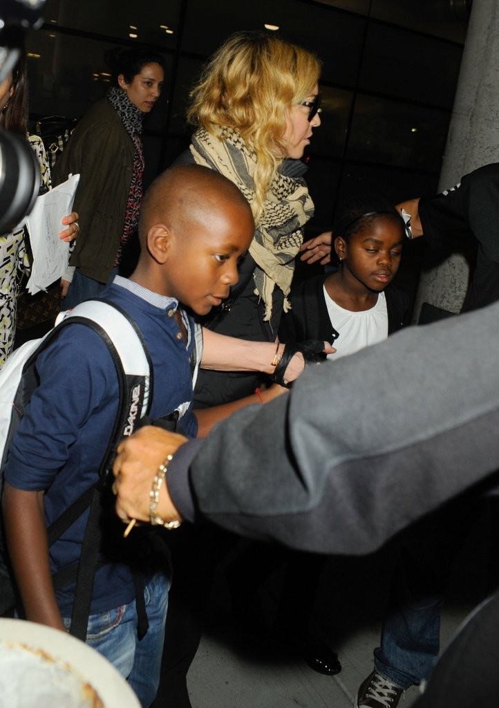 20130904-pictures-madonna-jfk-airport-new-york-07