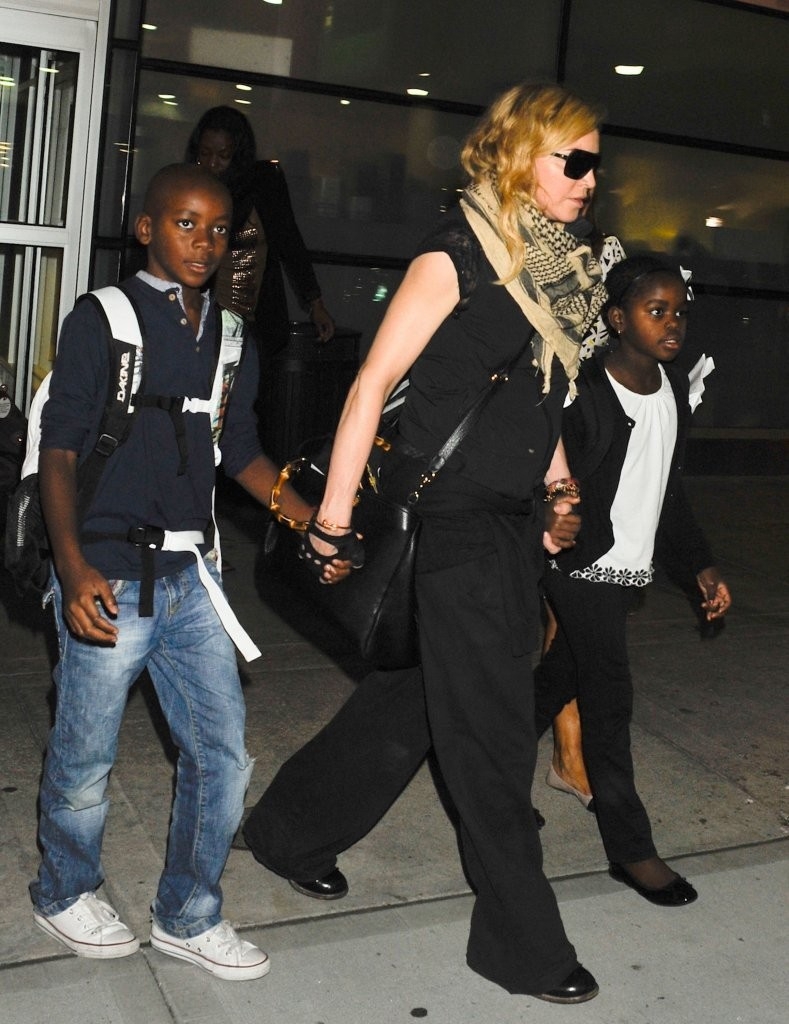 20130904-pictures-madonna-jfk-airport-new-york-08