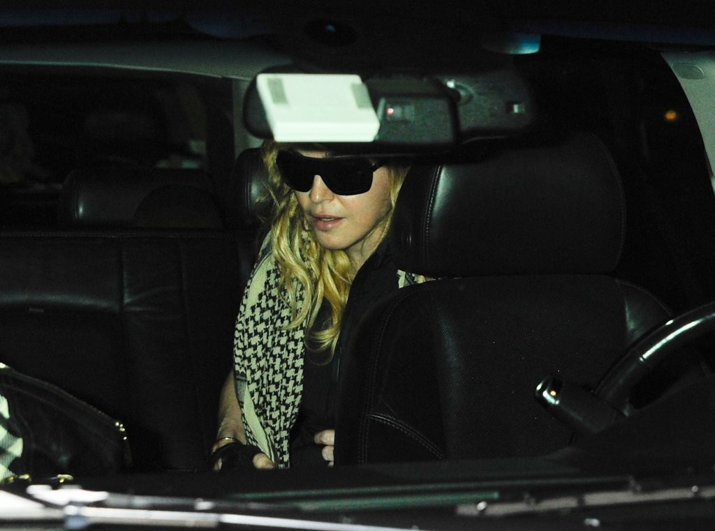 20130904-pictures-madonna-jfk-airport-new-york-12