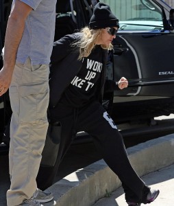 20140311-pictures-madonna-out-and-about-los-angeles-03