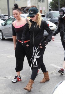 20140418-pictures-madonna-out-and-about-los-angeles-08