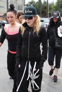 20140418-pictures-madonna-out-and-about-los-angeles-11
