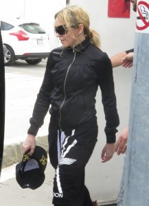 20140418-pictures-madonna-out-and-about-los-angeles-15
