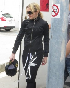 20140418-pictures-madonna-out-and-about-los-angeles-16