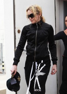 20140418-pictures-madonna-out-and-about-los-angeles-17