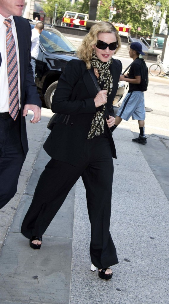 20140707-pictures-madonna-jury-duty-new-york-01_668x1200