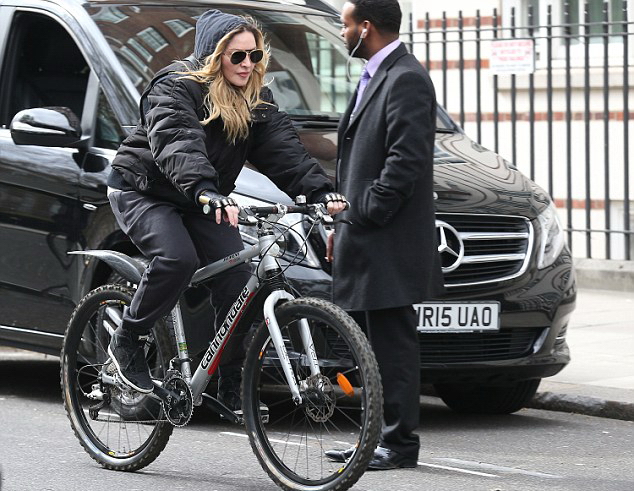 20160419-pictures-madonna-out-and-about-london-06