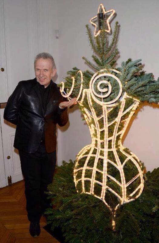 Jean Paul Gaultier, Madonna korseli bir yıl başı ağacı tasarladı.2