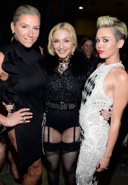 Madonna, Kesha, ve Miley Cyrus-Billboard-Music-awards-Backstage-2
