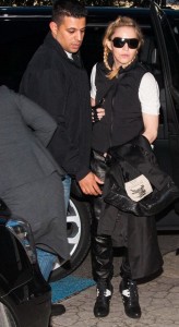 20131020-pictures-madonna-berlin-airport-01