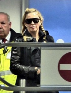 20131020-pictures-madonna-berlin-airport-05