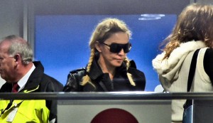 20131020-pictures-madonna-berlin-airport-07