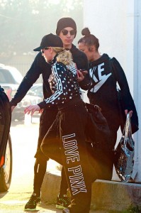 20140130-pictures-madonna-after-workout-timor-steffens-los-angeles-03