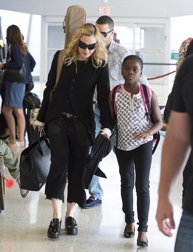 20140629-pictures-madonna-new-york-jfk-airport-01