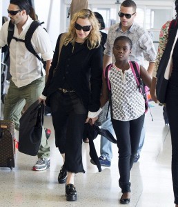 20140629-pictures-madonna-new-york-jfk-airport-03