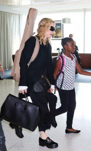 20140629-pictures-madonna-new-york-jfk-airport-05