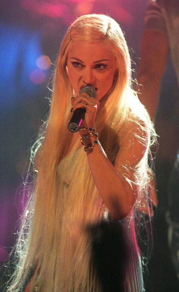 Madonna Bedtime Story parçasını 1995 yılında Brit Ödüllerinde seslendirdi.